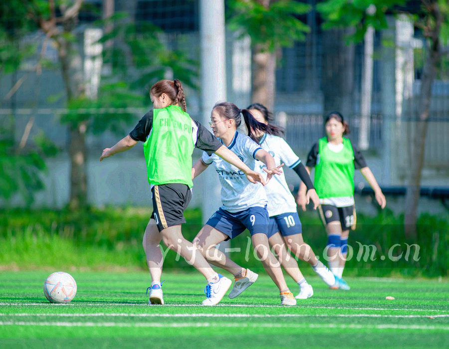 平视特写：服务人员在楼道内整理清洁工具与防护用品